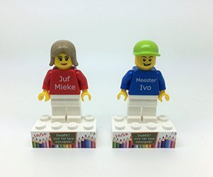 Minifig met blokje als bedankje einde schooljaar gepersonaliseerd